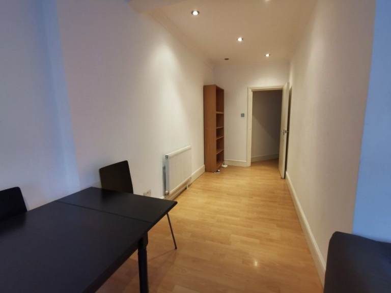 3 Bedroom Flat Available To Rent On High Road, Willesden, NW10