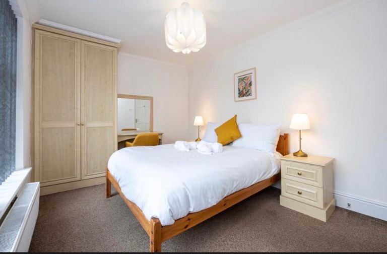 Ensute double room available 