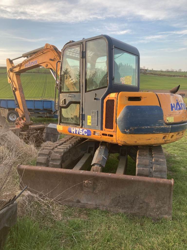 HANIX 9Ton Digger