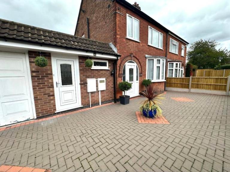 3 bedroom 2 toilets house to let. Leicester, LE4