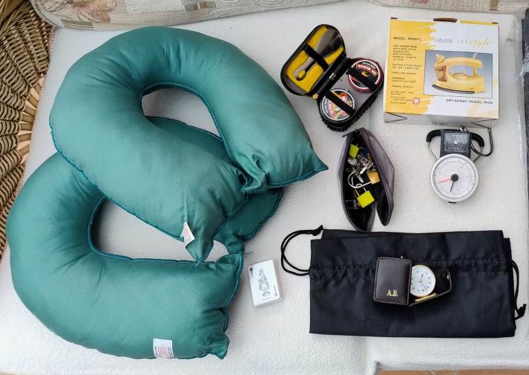 Travel goods. Job lot 