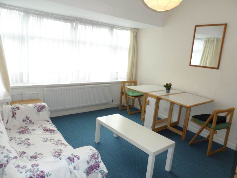 A Bright One Bedroom Flat To Rent - Coniston Avenue, Perivale, Greenford, UB6 8EE
