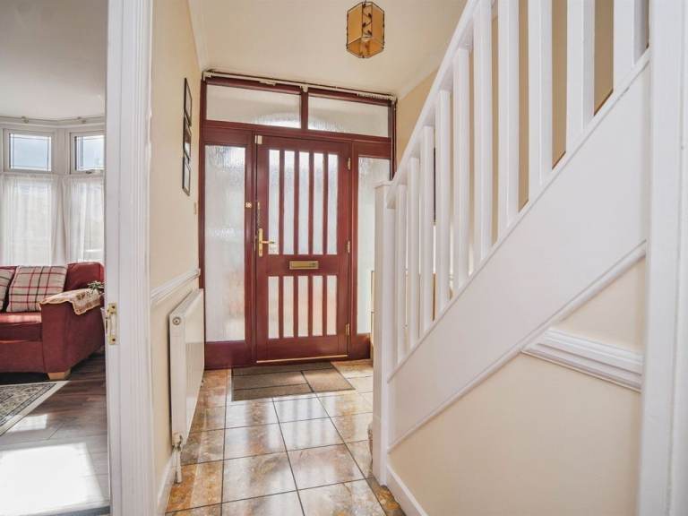 Spacious Rooms Available - £600- £900 With Bills 