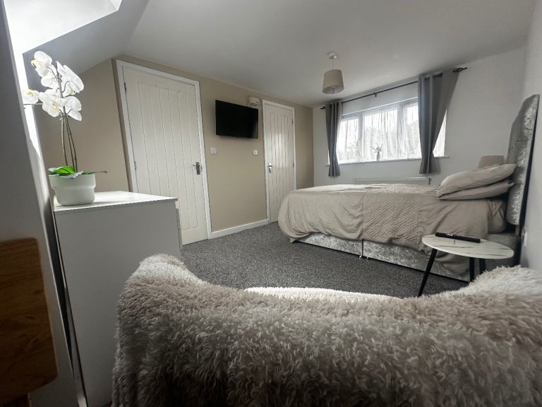 Large double room with en-suite 