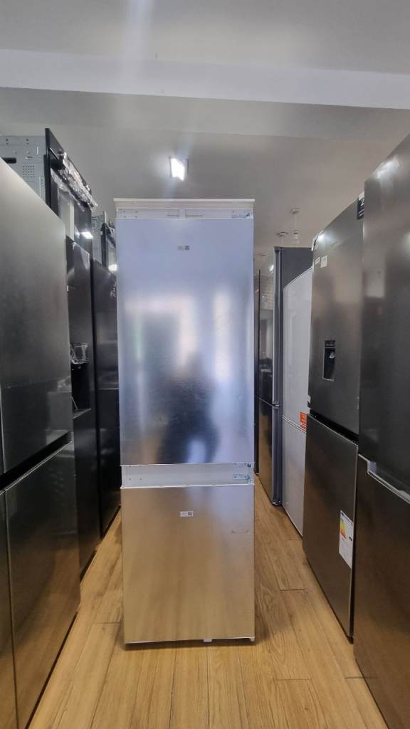 Ex display 
NEFF N3O KI7861SEOG Integrated
60/4O Fridge Freezer - Sliding
Hinge