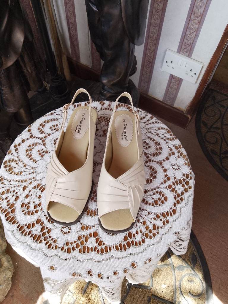 Brand New Ladies Cream Open Toe Block Heel Sandals 