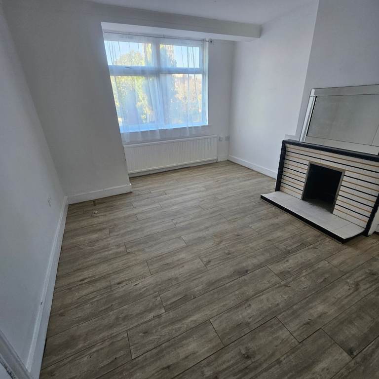 4 bedroom house to let in Ruckholt Close