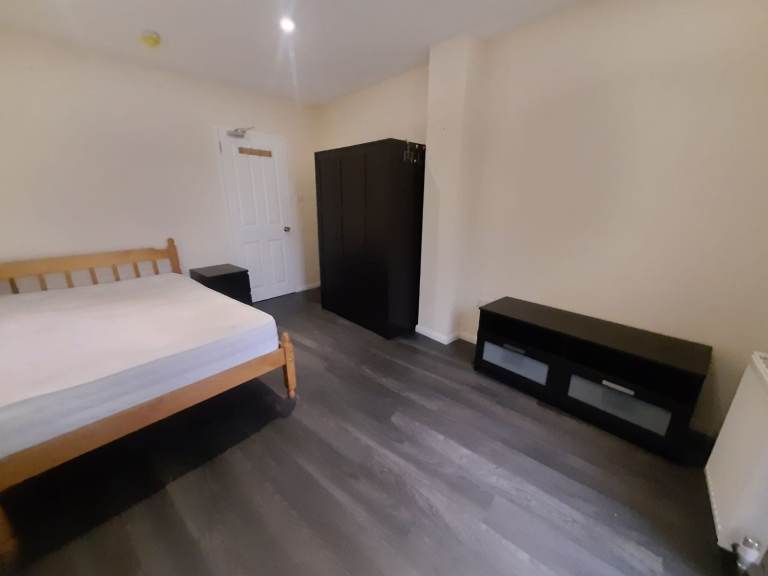 Double room very near to IBIS Hotel Great West Road Hounslow Heston