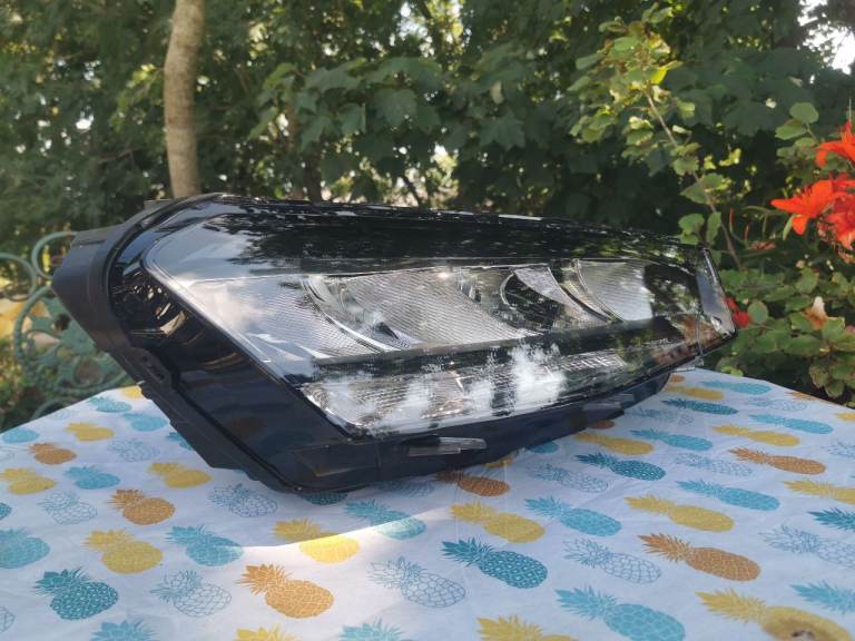 2022 Skoda Fabia Mk4 Right headlight for parts or repair 