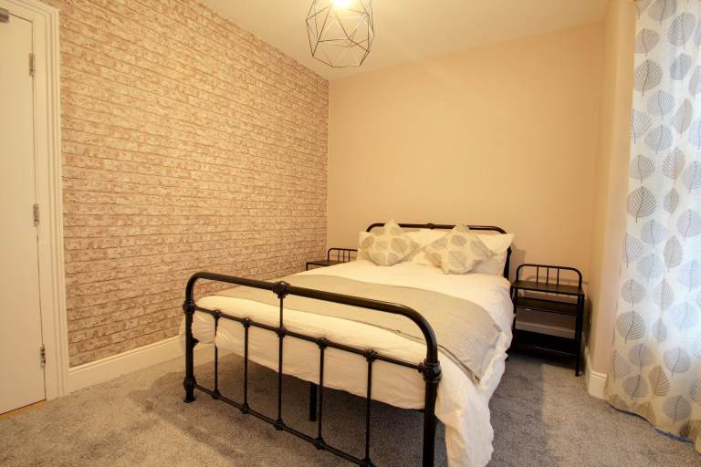 Double Bedroom in Professional Household