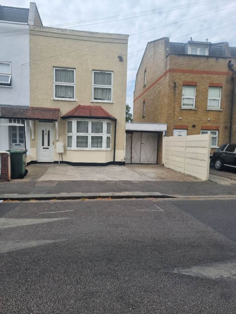 4/5 ,bedroom house newly refurb 