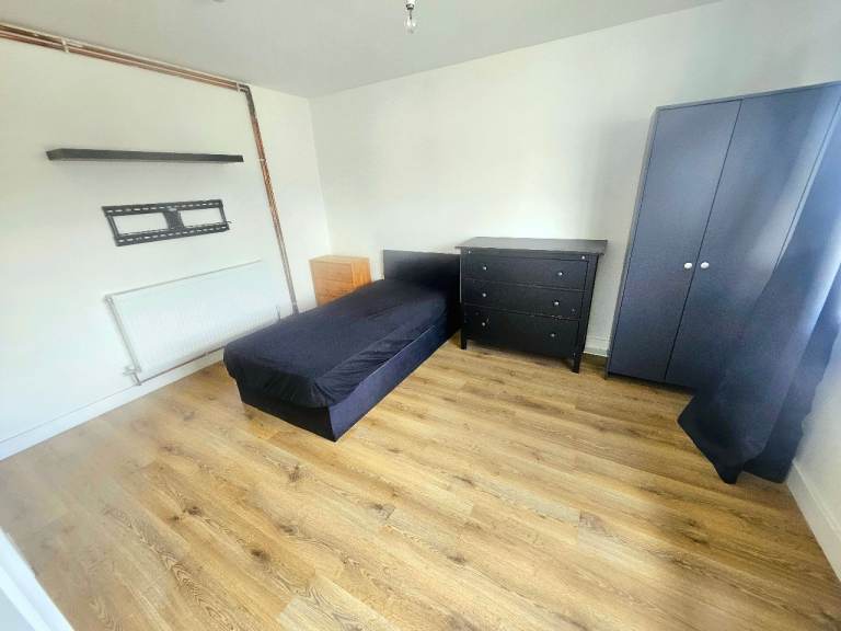 SPACIOUS ROOM TO LET IN BILSTON WV14
