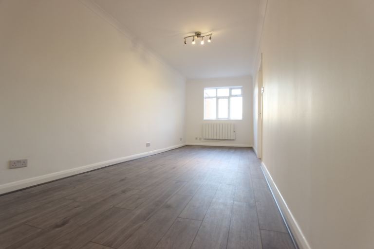 1 Bed To Let. WHETSTONE N20.