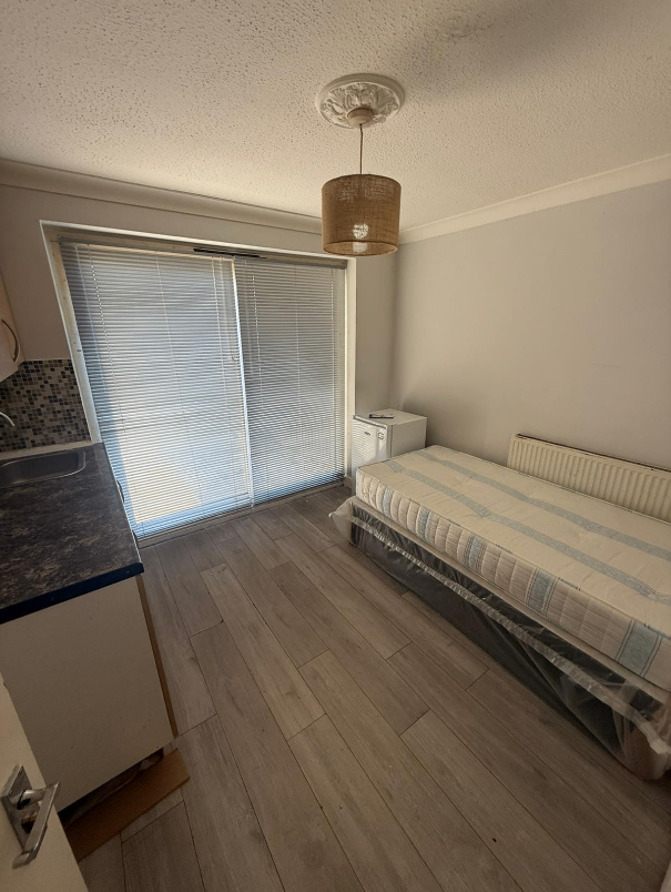Studio Room Available  Rodney Road TW2 DSS APPLICANT ACCEPTED