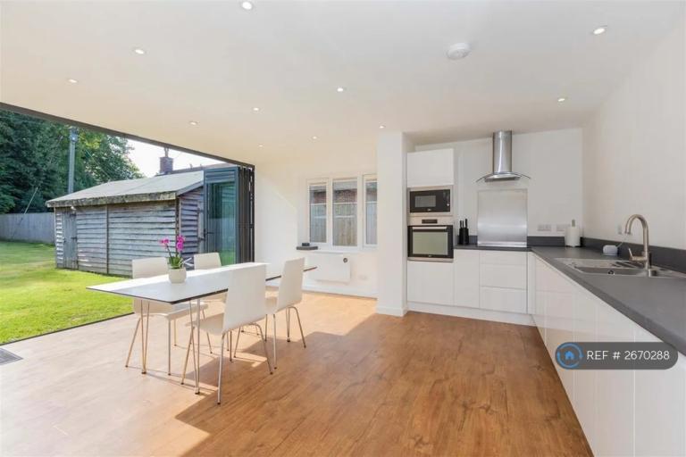 3 bedroom house in Holly Close, Highmoor Cross, Henley-On-Thames, RG9 (3 bed) (#2670288)