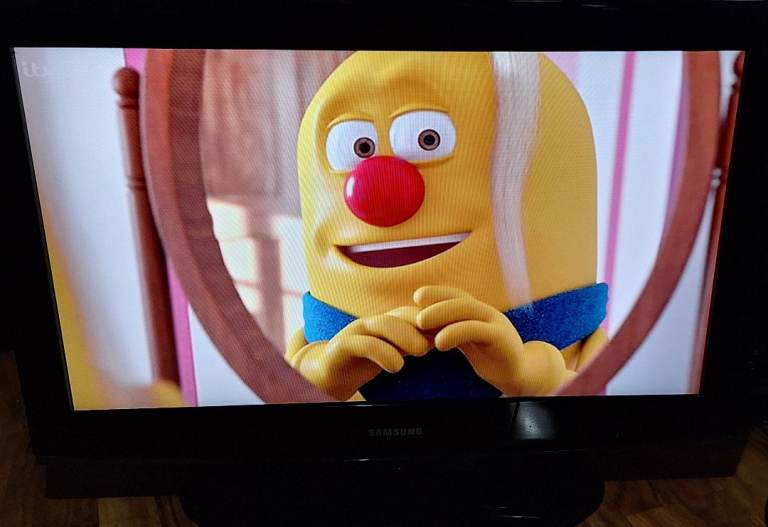 Samsung 32in model number: LE32A456C2D freeview TV with remote in good condition 