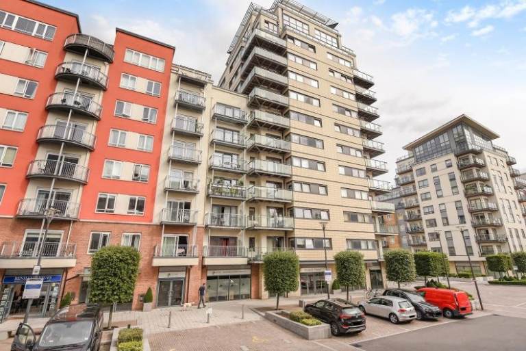 Large Studio Flat Available