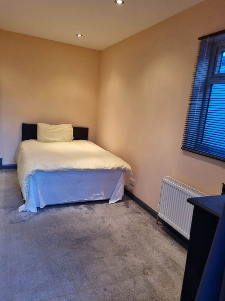Spacious & Cosy Double Room For Rent AT CR7 7LP