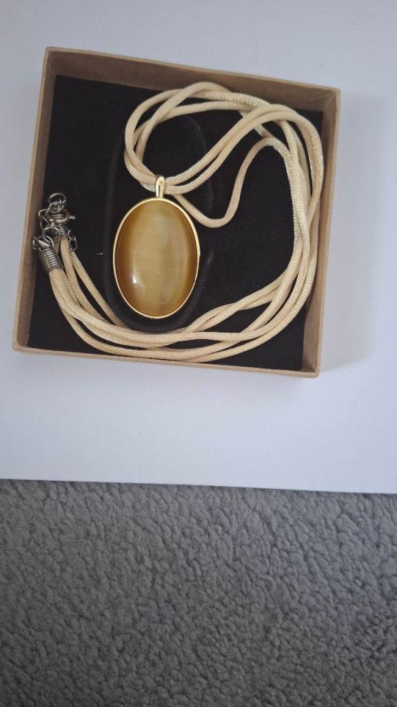 Gold-Tone Oval Pendant Necklace – Good Condition