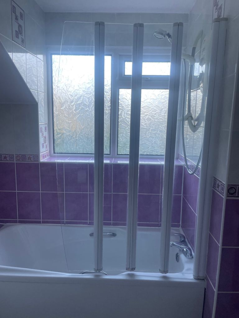 FOLDABLE GLASS SHOWER SCREEN