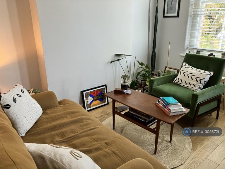 2 bedroom flat in Fully Furnished Two-Bedroom, London, SE5 (2 bed) (#3058721)