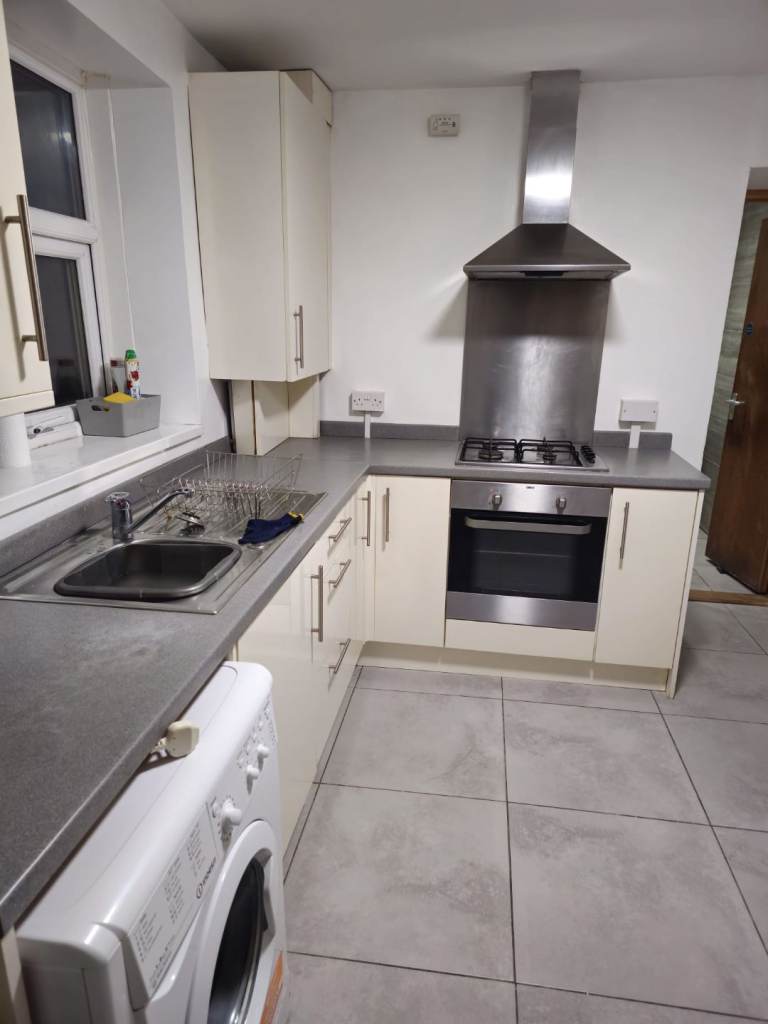 5 bedroom HMO property fully furnished available