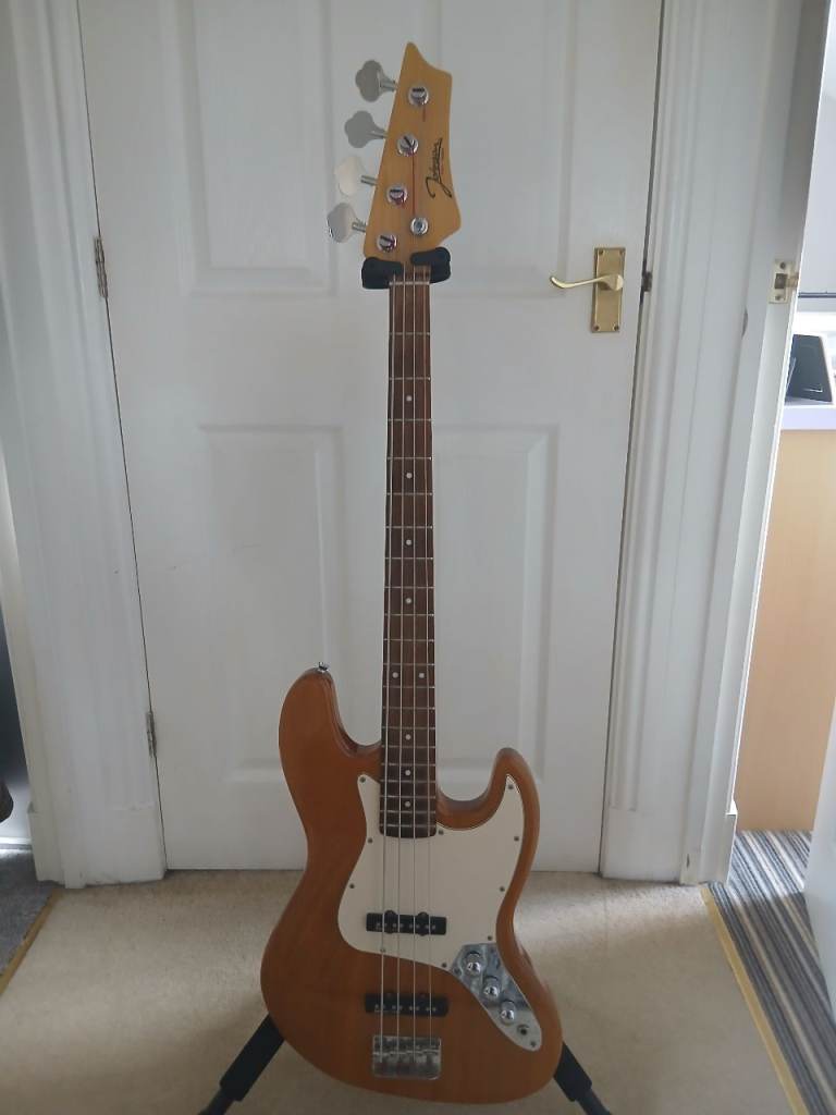 Bass guitar