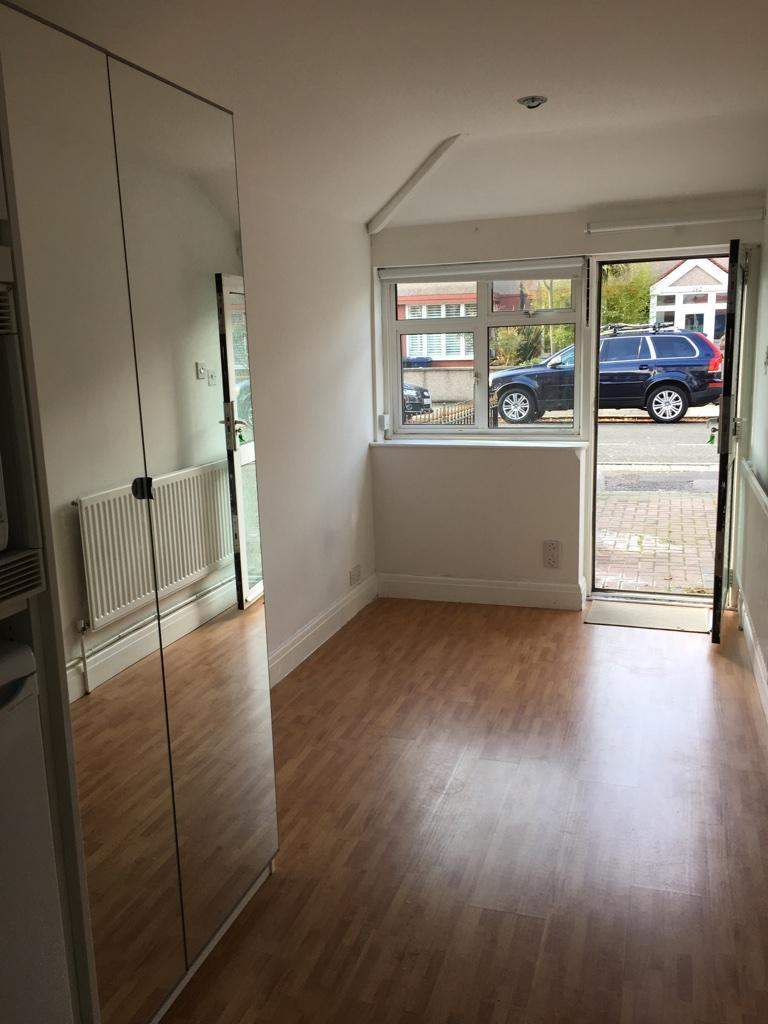 Includes Bills Annexe Ground Own Entrance Studio Flat Shower Open Plan Very Near Tube Bus Shops Park