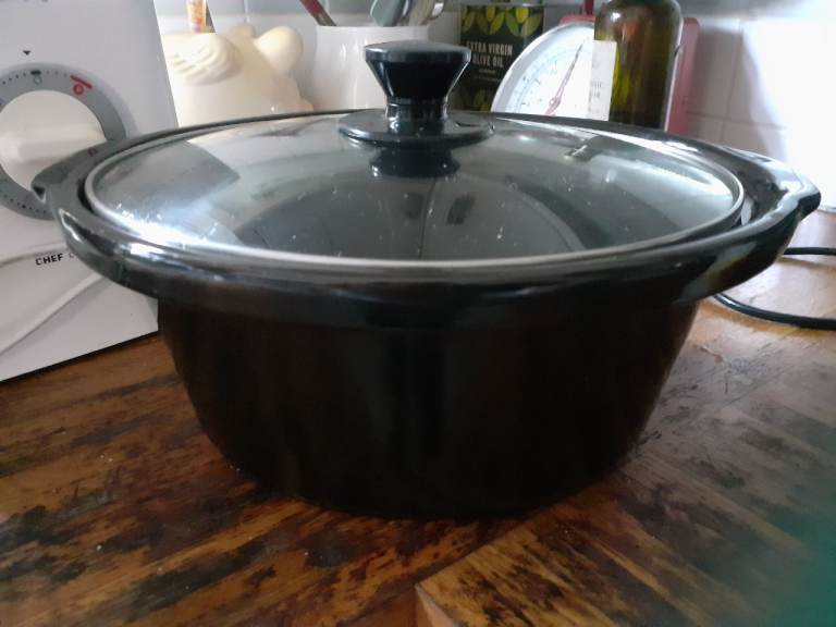 Black Slow Cooker dish with Glass Lid – Good Condition