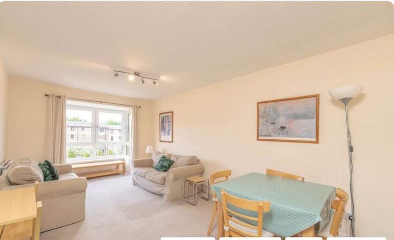 2 Bedroom Modern Flat close to University.  Large Lounge. Modern Kitchen. New Double Glazing.