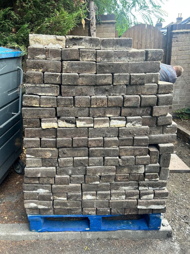 Grey Paving Bricks on Pallet – Good Condition