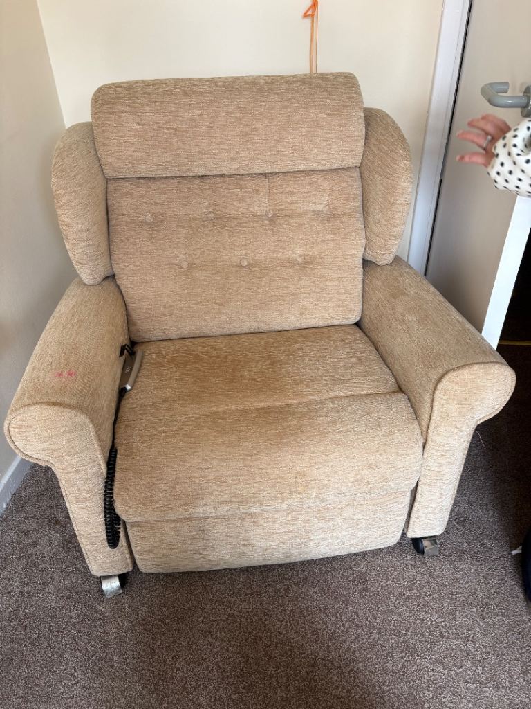 Comfy Recliner Armchair – Neutral Cream, Electric Lift