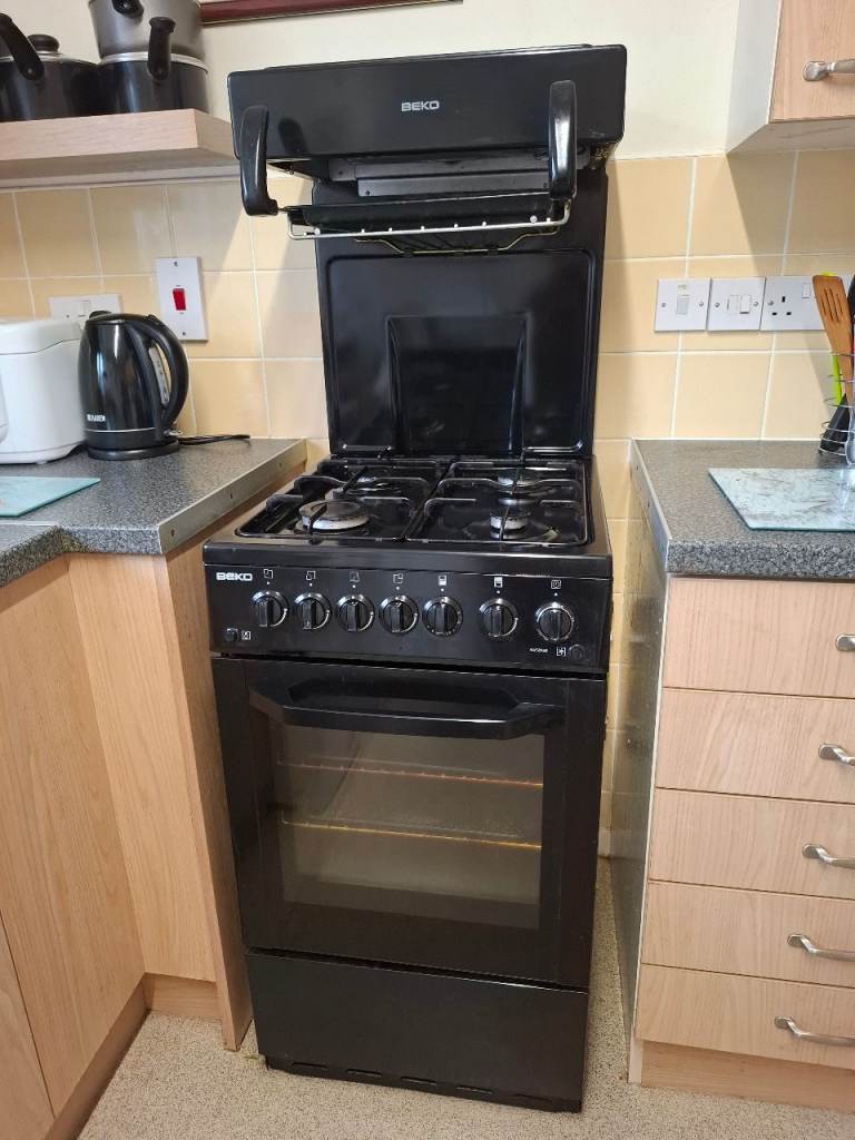 Beko Freestanding Gas Cooker with Eye Level Grill – Black
