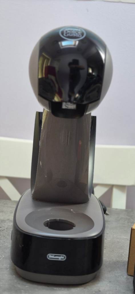 Dolce Gusto De'Longhi Infinissima Coffee Machine + reusable cups & extras