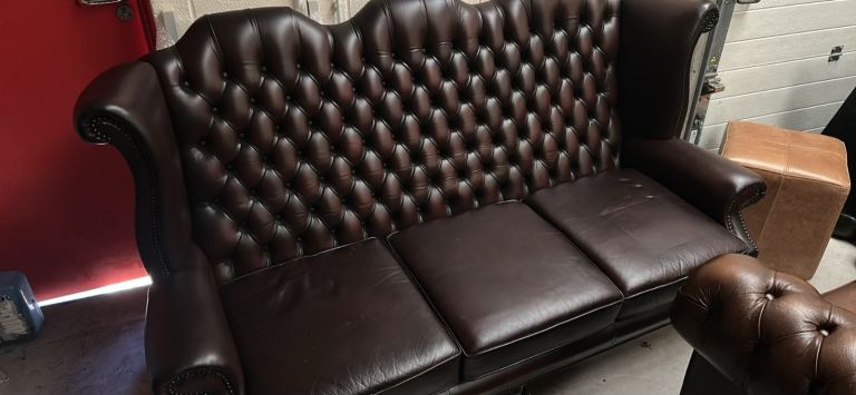 Queen Anne chesterfield sofa lesther oxblood 