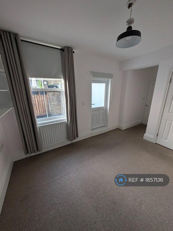 2 bedroom flat in Mare Street, London, E8 (2 bed) (#1857136)