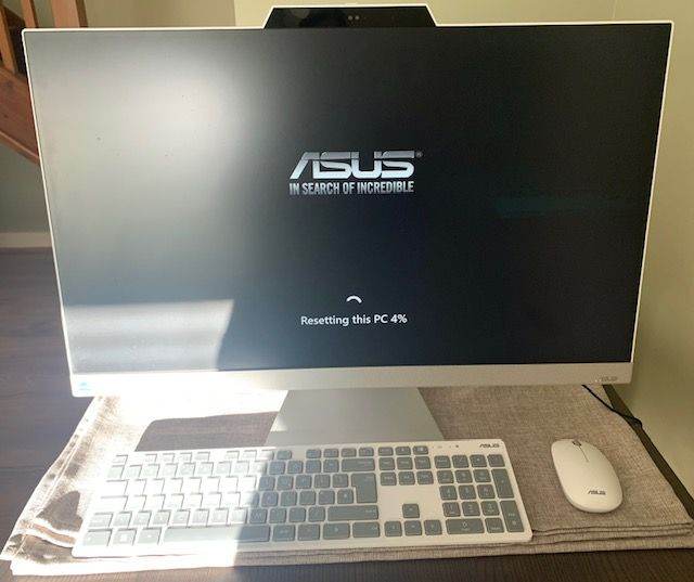 All-in-one desktop PC. 27 inch monitor. Silver and white