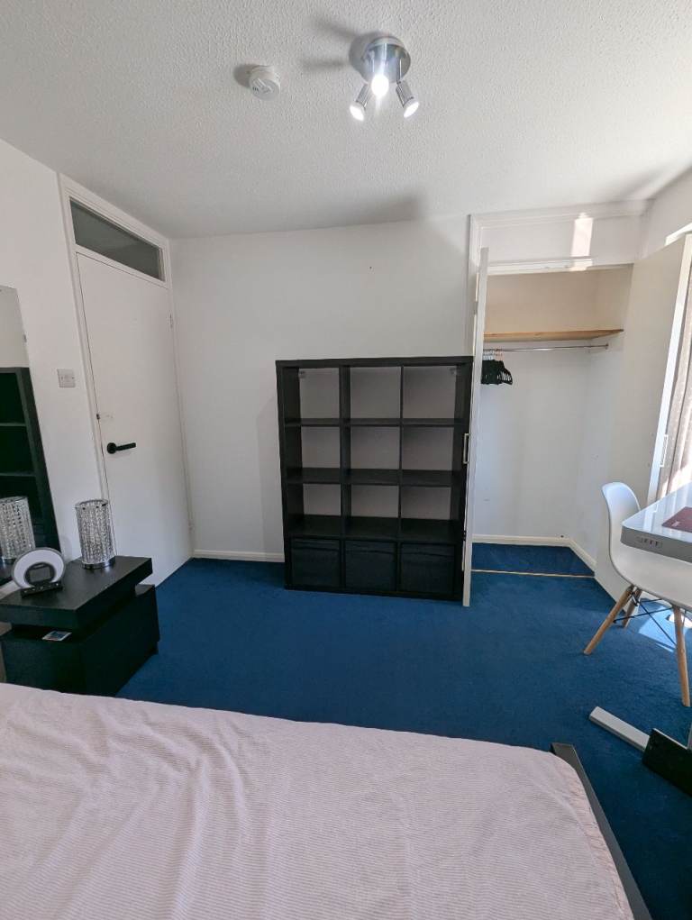 Bright double room - bills, parking & fast fibre inc