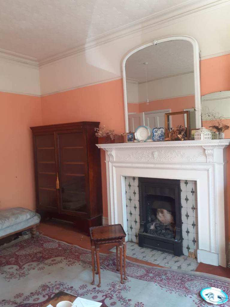 🚨FREE VERY LARGE BEAUTIFUL REAL WOOD ANTIQUE MIRROR YOU WILL NEED A CAR OR TAXI IN KENSINGTON 