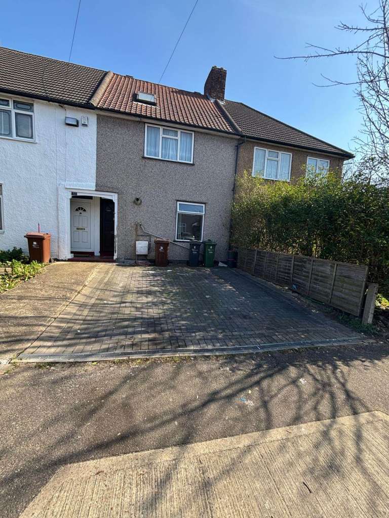 TO LET - Spacious 3 Bedroom House with Garden & Driveway – Winmill Road, Dagenham RM8