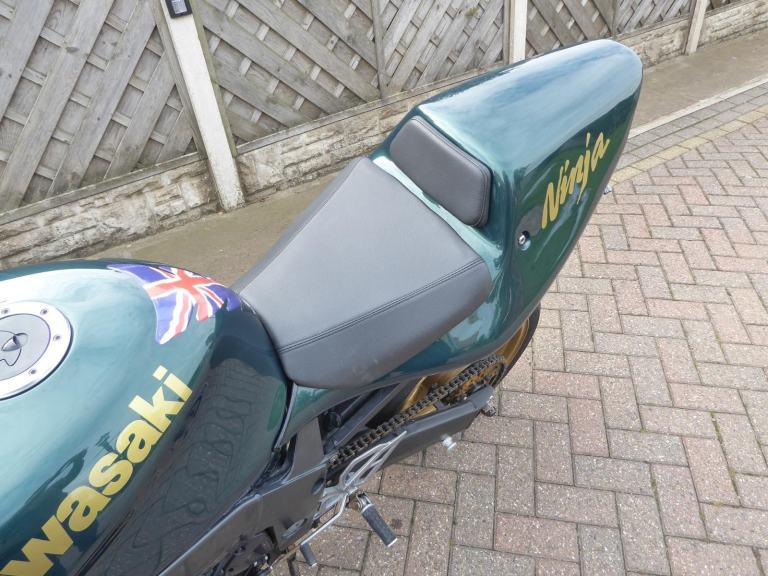 Kawasaki ZX7R S REG UNDER TRAY BRAIDED LINES CARBON CAN POWDER COATED WHEELS