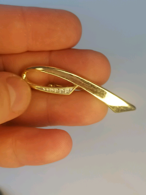  Vintage Brooch  gold tone.