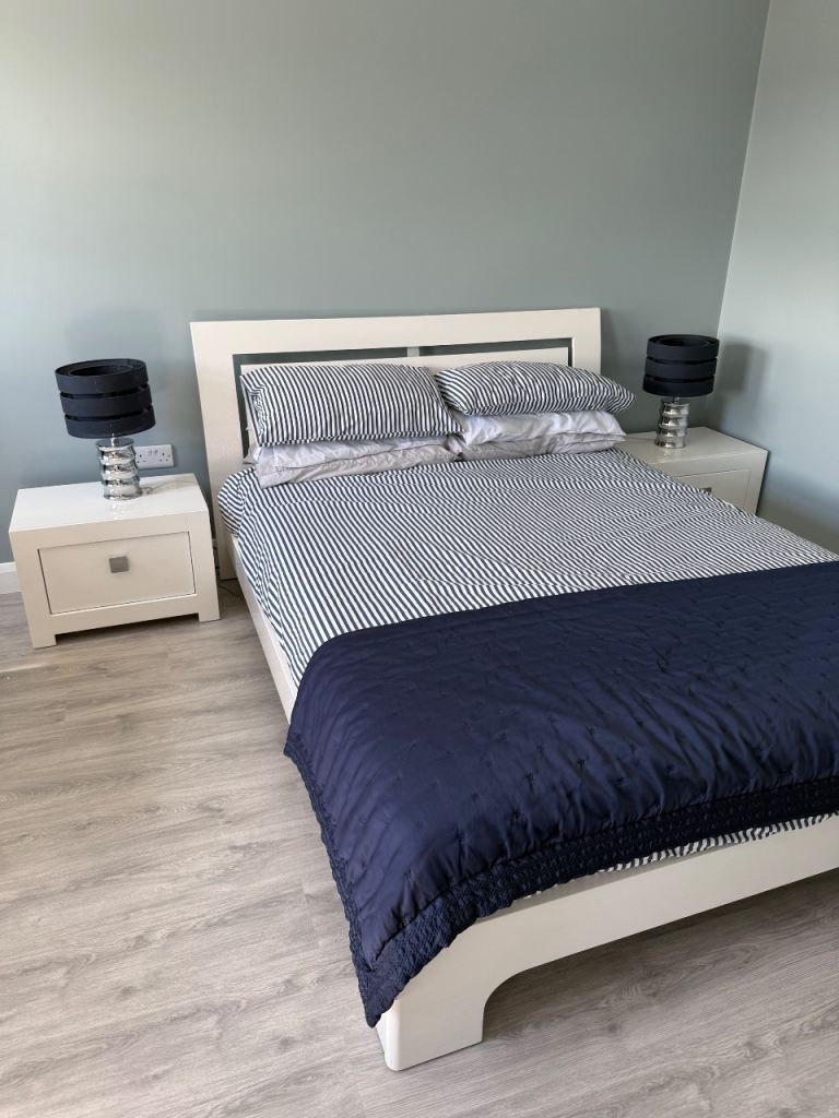 White Gloss King size bed & matching cabinets