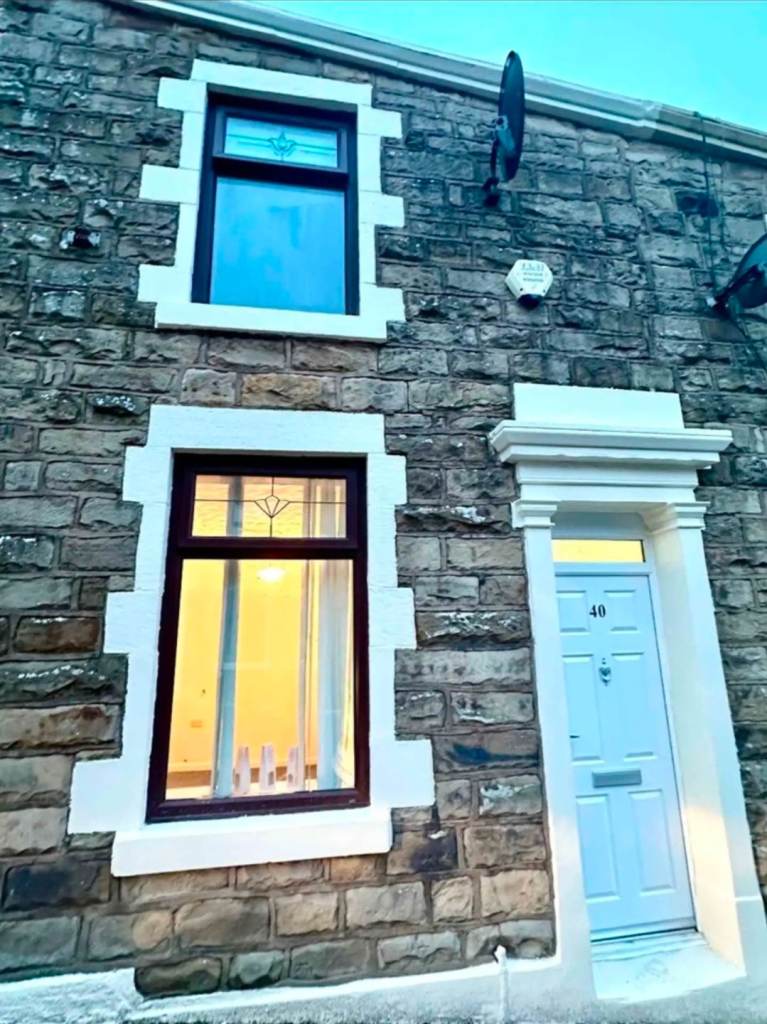 2/3 BEDROOM NEWLY REFURBISHED FAMILY HOME