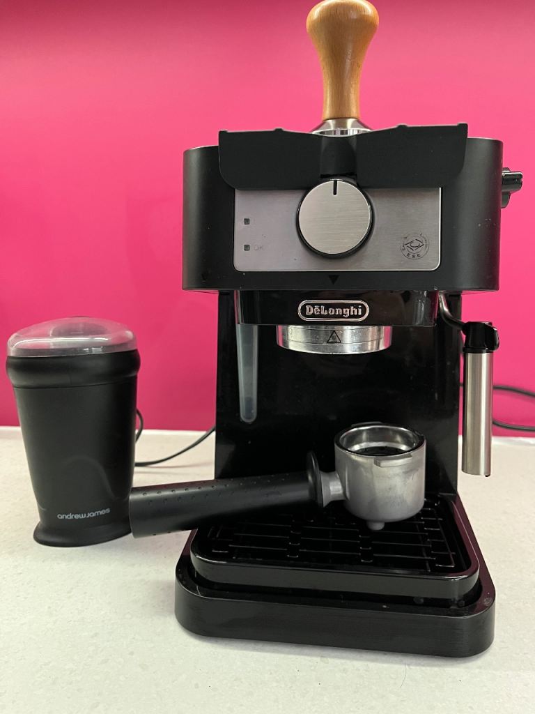 DeLinghi Expresso coffee machine and grinder