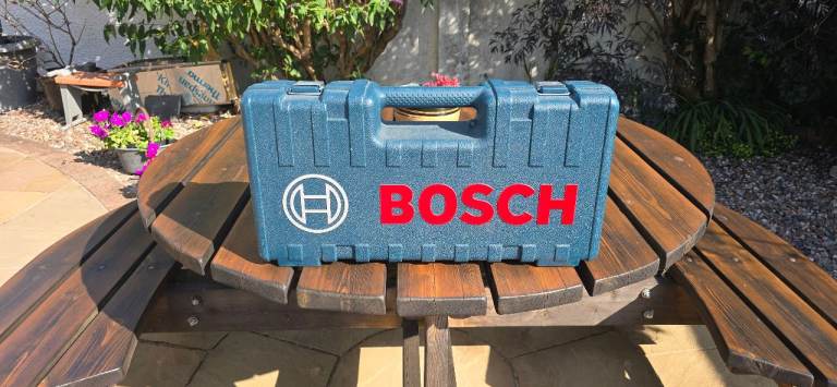 Bosch Professional Reciprocating Saw GSA 1100 E (240V, 1.100W, incl. moulded case and blades