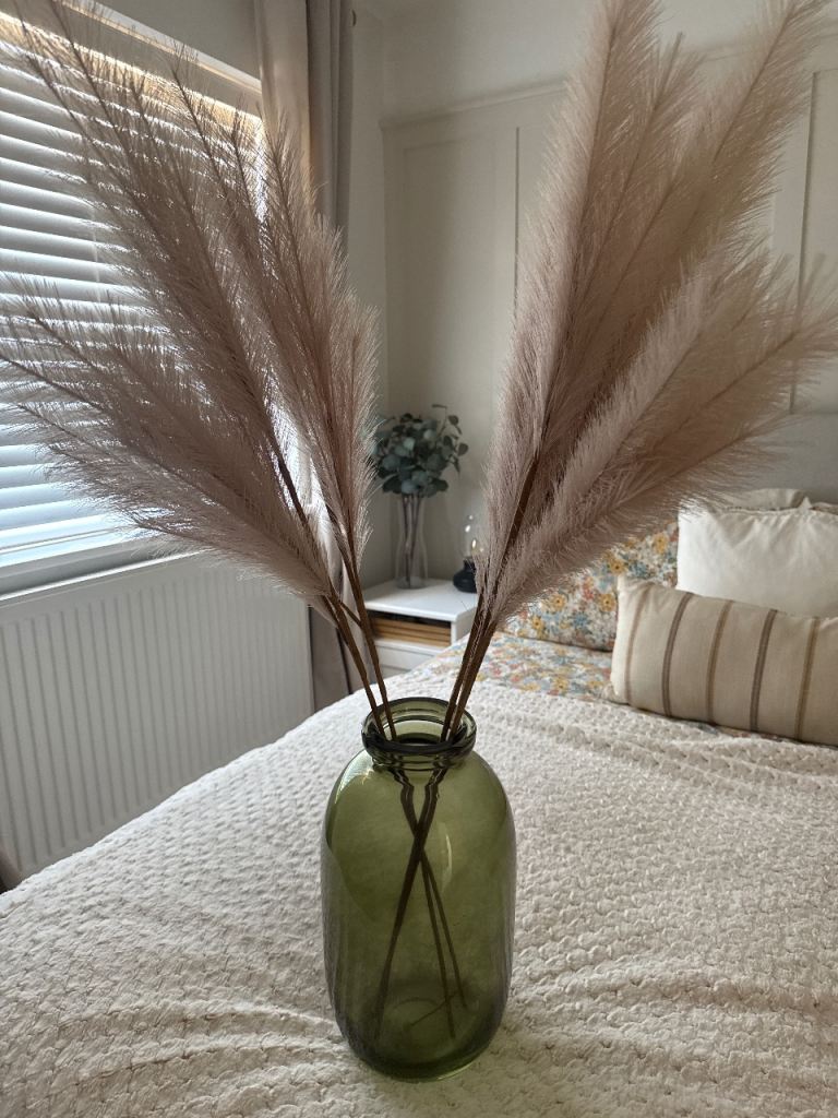 vase with pampas 