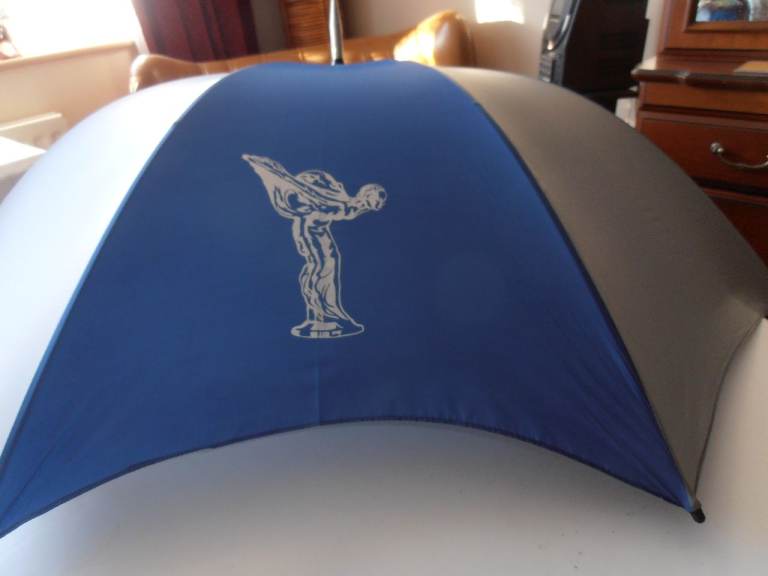 THIS 1972 ROLLS ROYCE SILVER SHADOW UMBRELLA IS UNUSED AND WAS SUPPLIED NEW WITH THE CAR. 