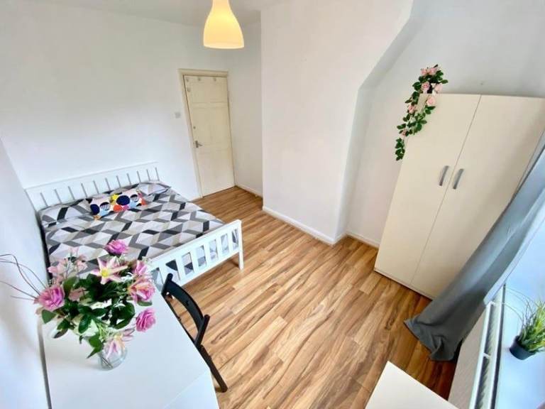 🏡 DOUBLE ROOM AVAILABLE IN CANARY WHARF — BILLS INCLUDED 🎯