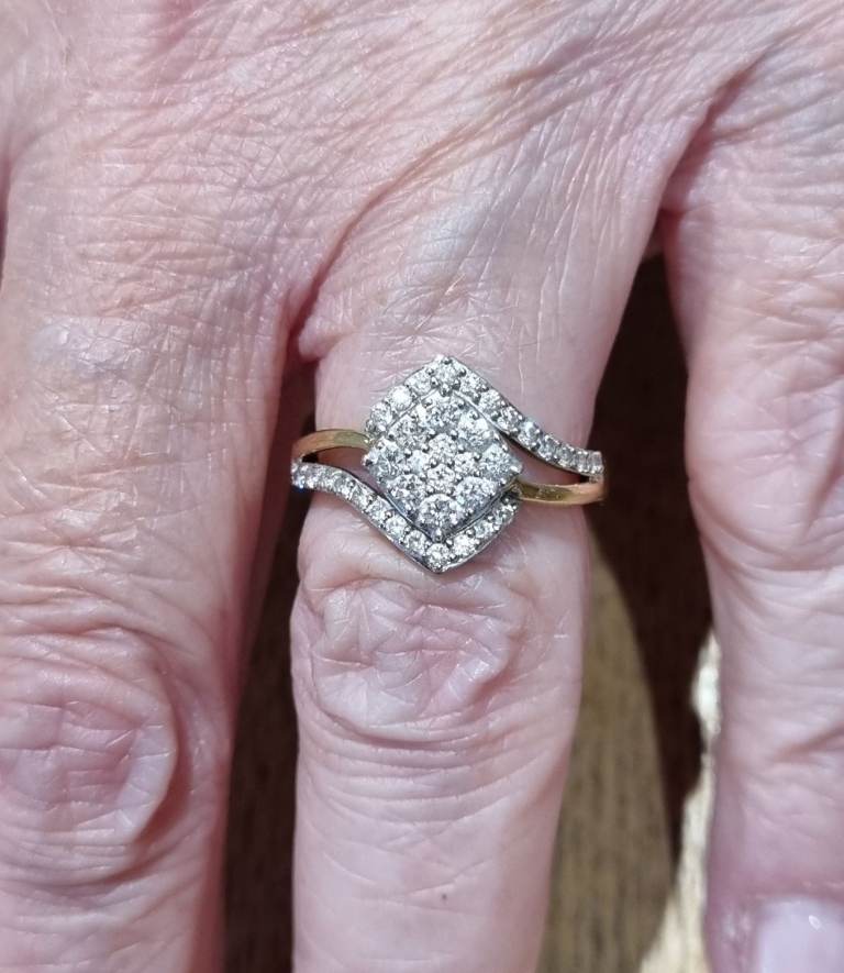 Gold 9ct Diamond cluster ring.  0.50ct. 